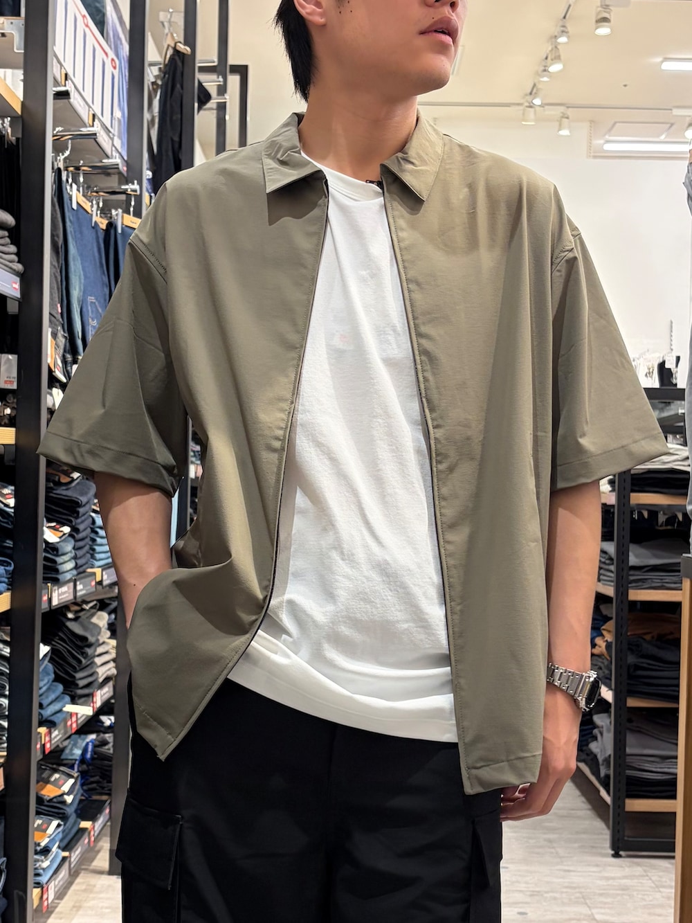 ブラウン系のシャツ/ブラウス、ブラック系のその他パンツ、ホワイト系のタンクトップを着用したメンズの夏コーディネートの5枚目の写真
