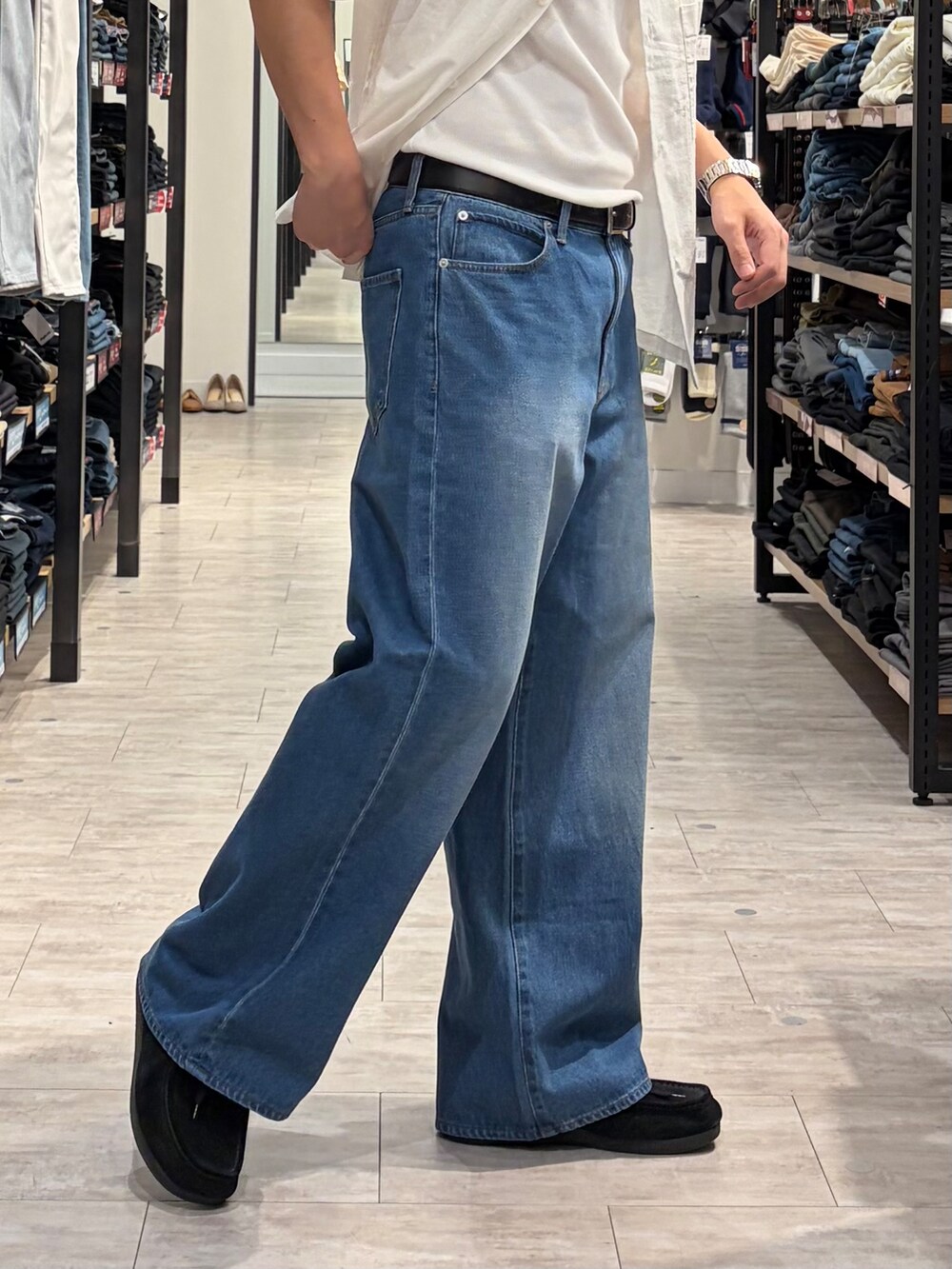 ホワイト系のシャツ/ブラウス、ブルー系のデニムパンツ、ブラック系のその他を着用したメンズの夏コーディネートの7枚目の写真