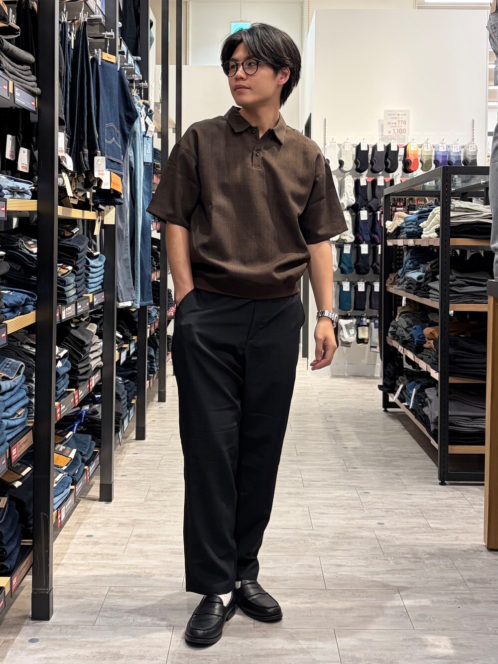 ブラウン系のTシャツ/カットソー、ブラック系のその他パンツを着用したメンズの夏コーディネートの2枚目の写真