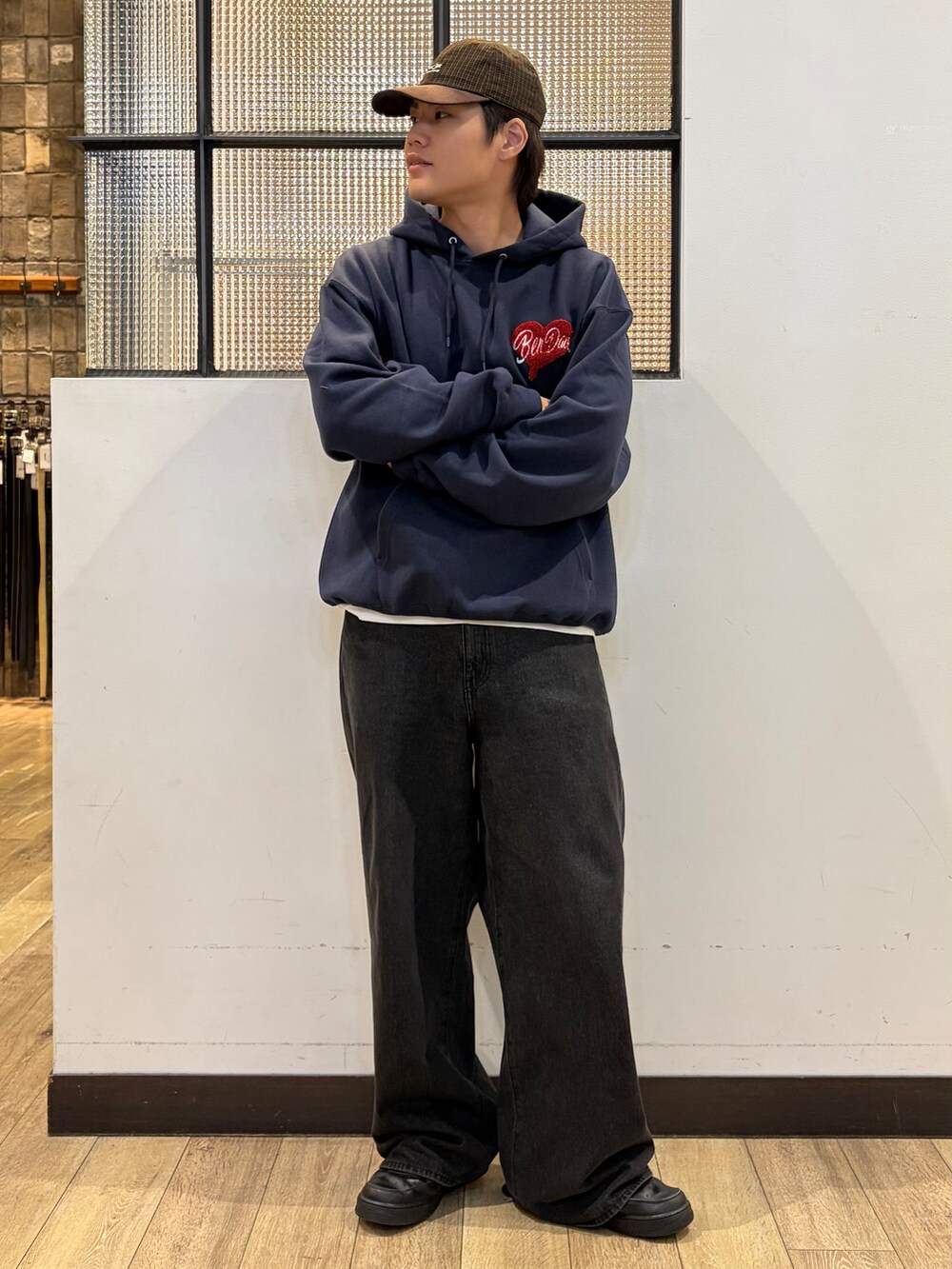 ブルー系のTシャツ/カットソー、ホワイト系のTシャツ/カットソー、ブラウン系のキャップを着用したメンズの秋コーディネートの2枚目の写真