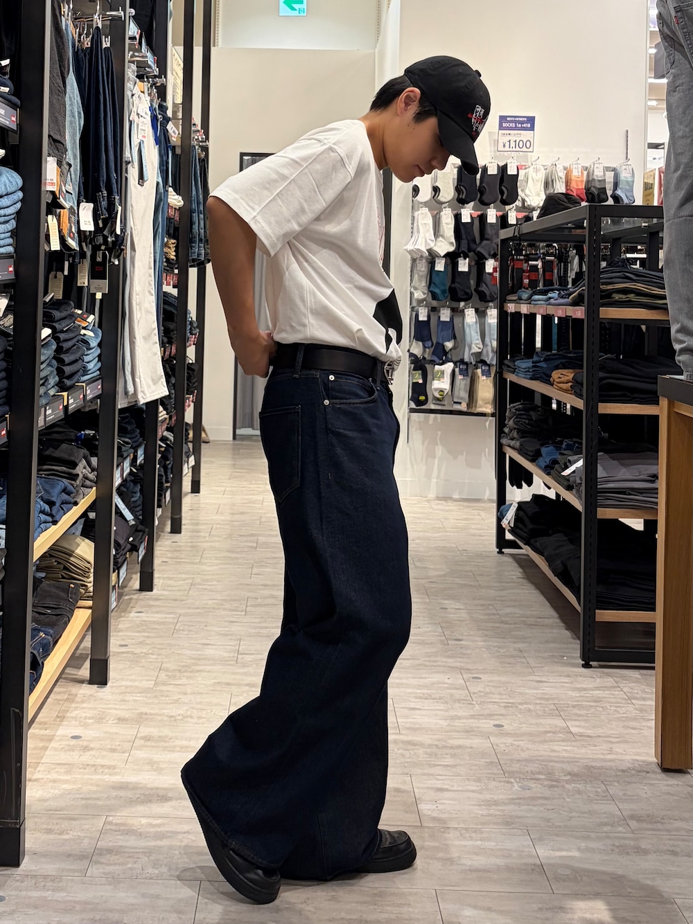 ホワイト系のTシャツ/カットソー、ブルー系のデニムパンツを着用したメンズの夏コーディネートの5枚目の写真