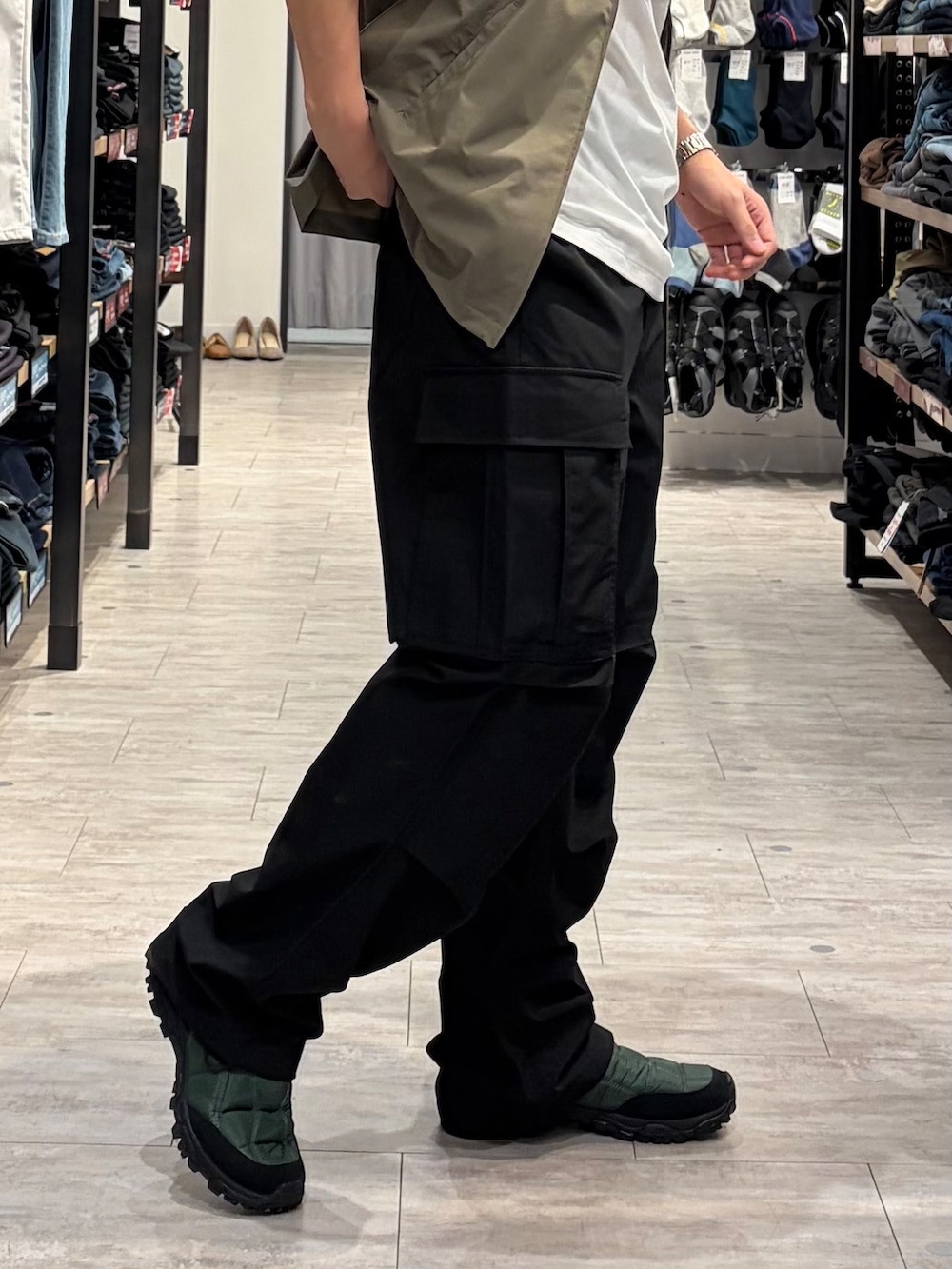 ブラウン系のシャツ/ブラウス、ブラック系のその他パンツ、ホワイト系のタンクトップを着用したメンズの夏コーディネートの7枚目の写真