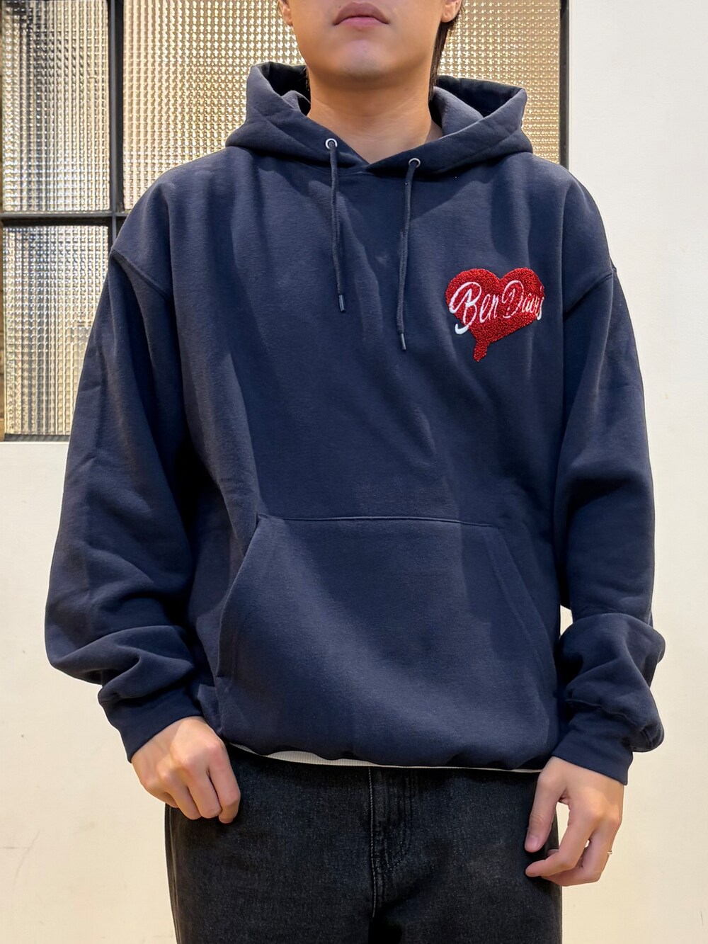 ブルー系のTシャツ/カットソー、ホワイト系のTシャツ/カットソー、ブラウン系のキャップを着用したメンズの秋コーディネートの7枚目の写真