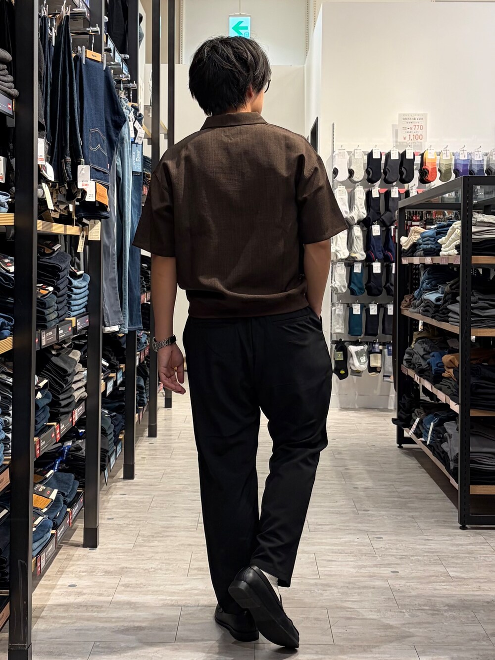 ブラウン系のTシャツ/カットソー、ブラック系のその他パンツを着用したメンズの夏コーディネートの4枚目の写真
