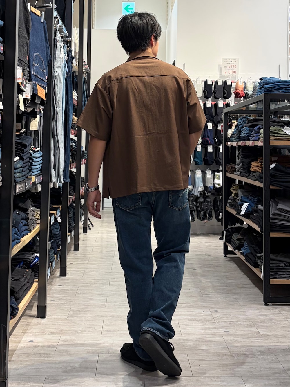ブルー系のデニムパンツ、ブラウン系のシャツ/ブラウスを着用したメンズの夏コーディネートの4枚目の写真