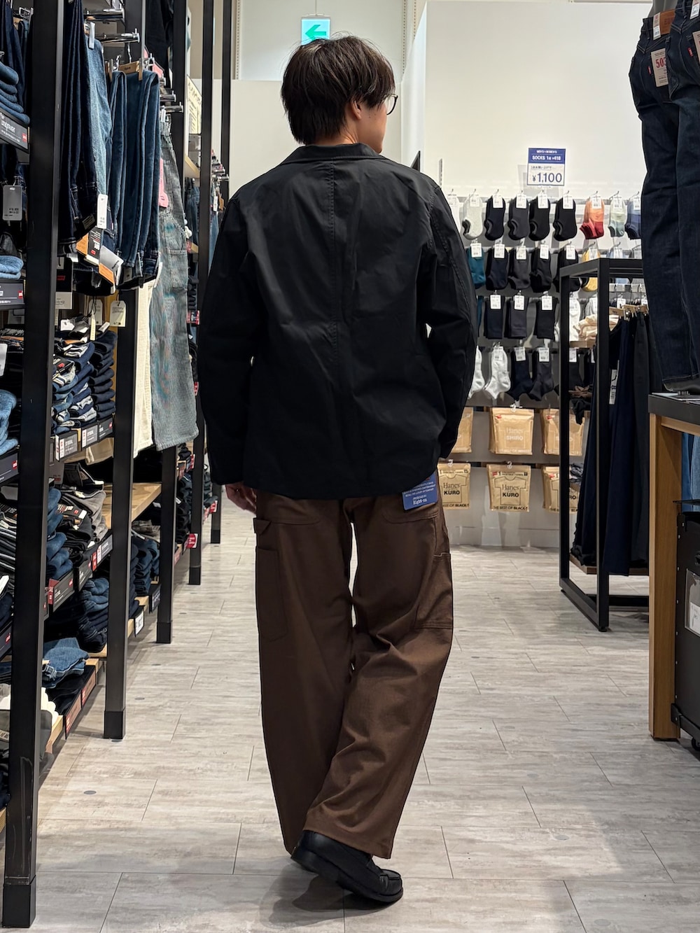 ホワイト系のTシャツ/カットソー、ブラウン系のその他パンツ、ブラック系のテーラードジャケットを着用したメンズの夏コーディネートの5枚目の写真