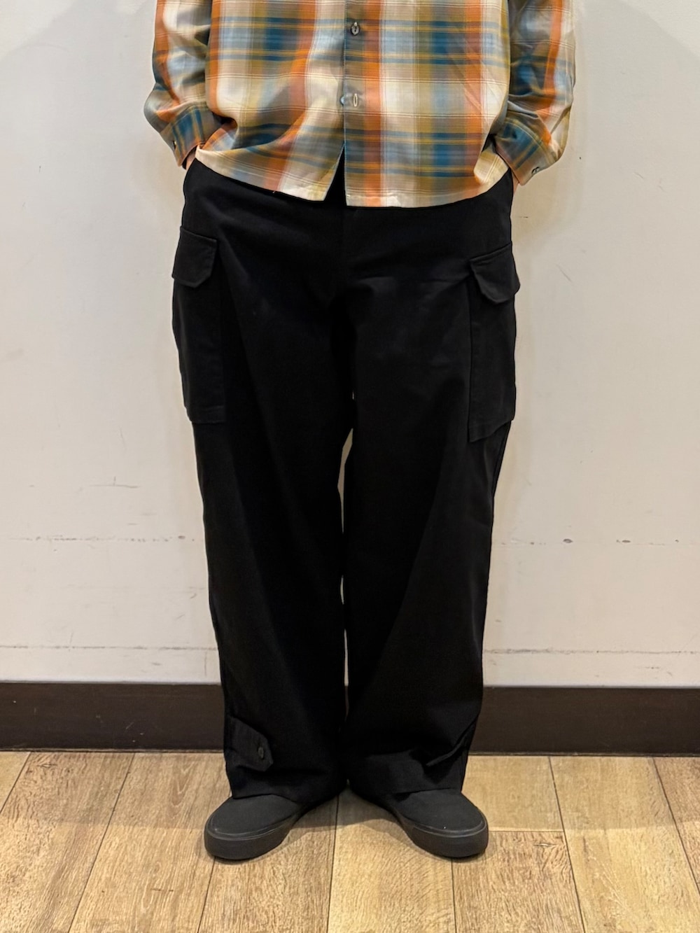 ブラック系のその他パンツ、ブラック系のTシャツ/カットソー、ベージュ系のシャツ/ブラウスを着用したメンズの秋コーディネートの6枚目の写真