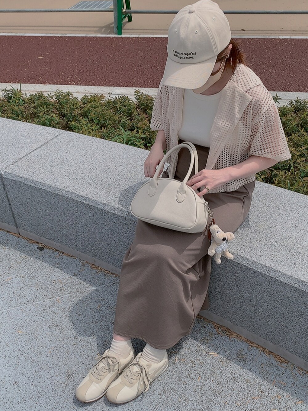 「低身長コーデ、淡色コーデ、大人カジュアル、スニーカーコーデ、ママファッション、UNIQLO、淡色女子、ベージュ、しまむら、プチプラ、休日スタイル、おしゃれさんと繋がりたい、ワントーンコーデ、低身長、淡色カジュアル」｜「しまむらのアイテム（スカート、ブラウン系）」を使った、haruさん（レディース・149cm）の春コーディネートの3枚目の写真