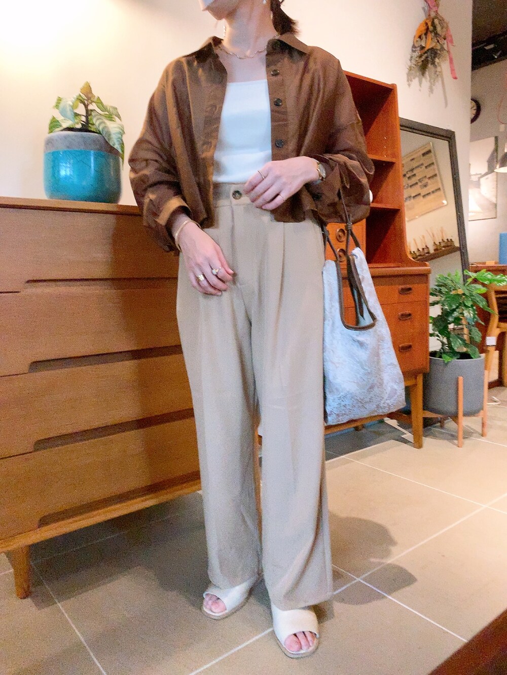 「シャツスタイル、シャツコーデ、淡色コーデ、淡色女子、ママコーデ、低身長コーデ、しまむら、talbyyumi、プチプラコーデ、淡色カジュアル、しまむらコーデ、大人カジュアル、ootd、おしゃれさんと繋がりたい、プチプラ」｜「NICE CLAUPのアイテム（バッグ、ブラウン系）」を使った、haruさん（レディース・149cm）の春コーディネートの3枚目の写真