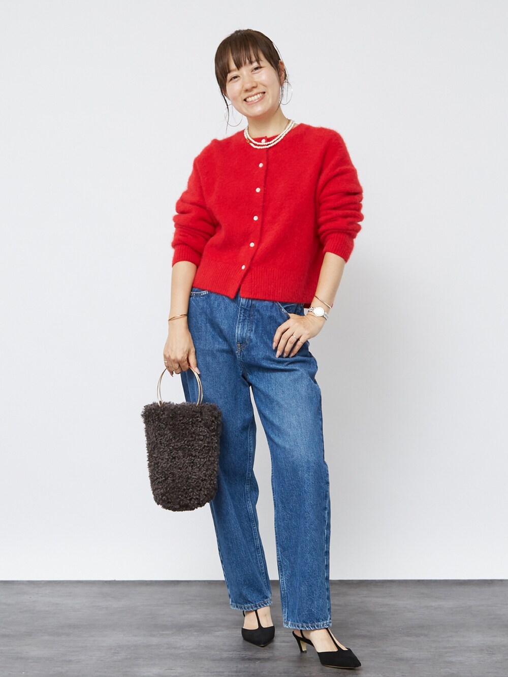 レッド系のカーディガン/ボレロ、ブルー系のデニムパンツ、グレー系のトートバッグを着用したレディースの夏コーディネートの2枚目の写真