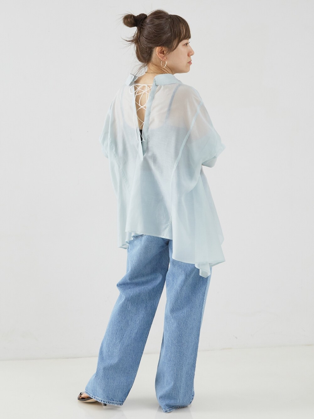 ブルー系のシャツ/ブラウス、ブルー系のデニムパンツを着用したレディースの春コーディネートの2枚目の写真