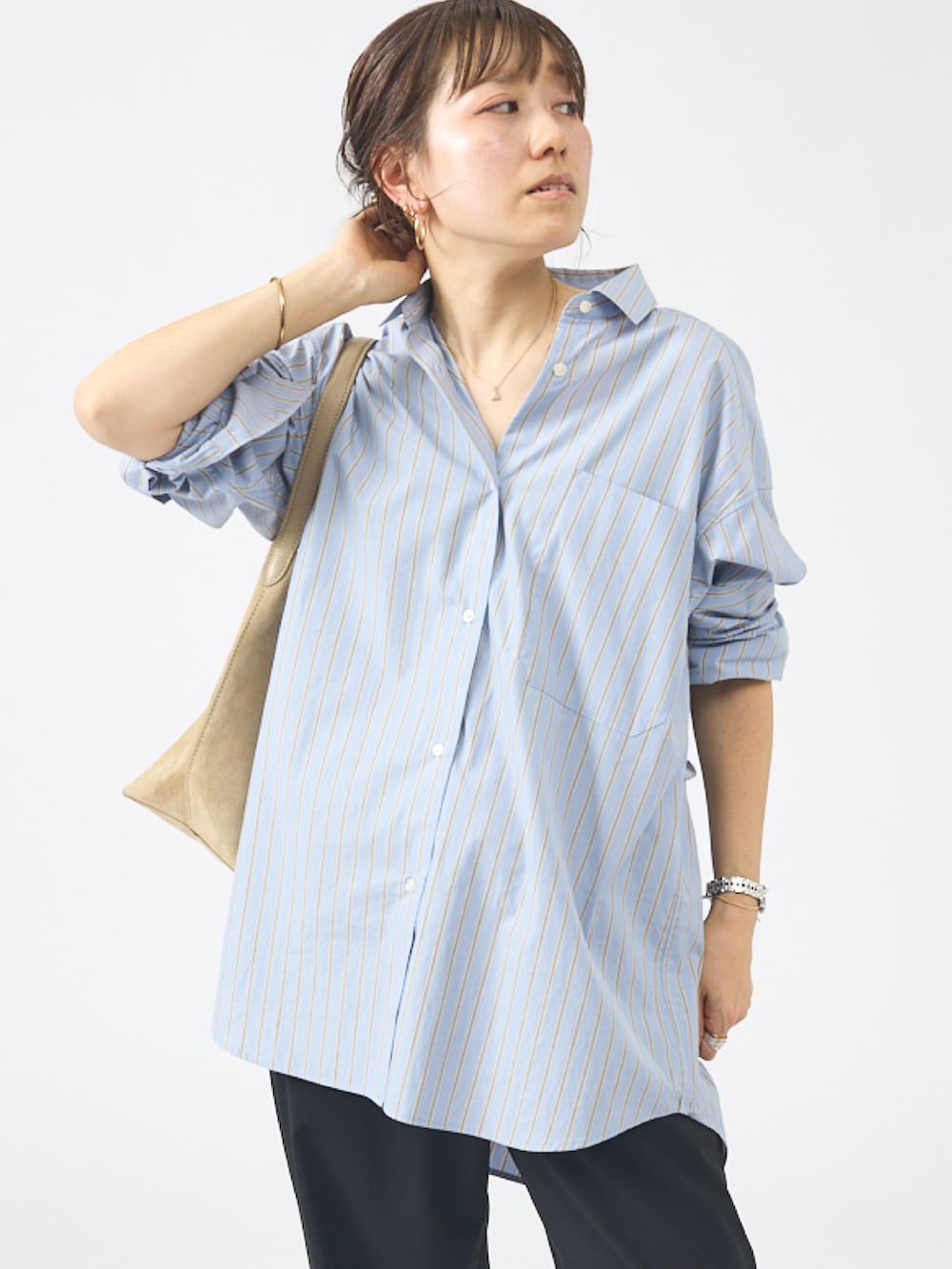 ブルー系のシャツ/ブラウスを着用したレディースの冬コーディネートの2枚目の写真