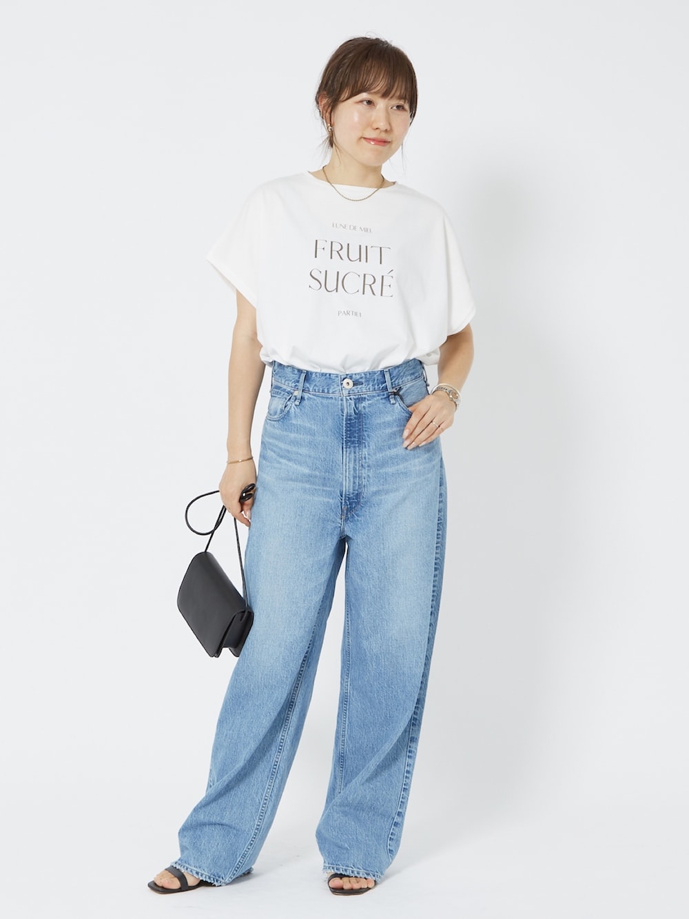 ブルー系のデニムパンツ、グレー系のTシャツ/カットソーを着用したレディースの春コーディネートの2枚目の写真