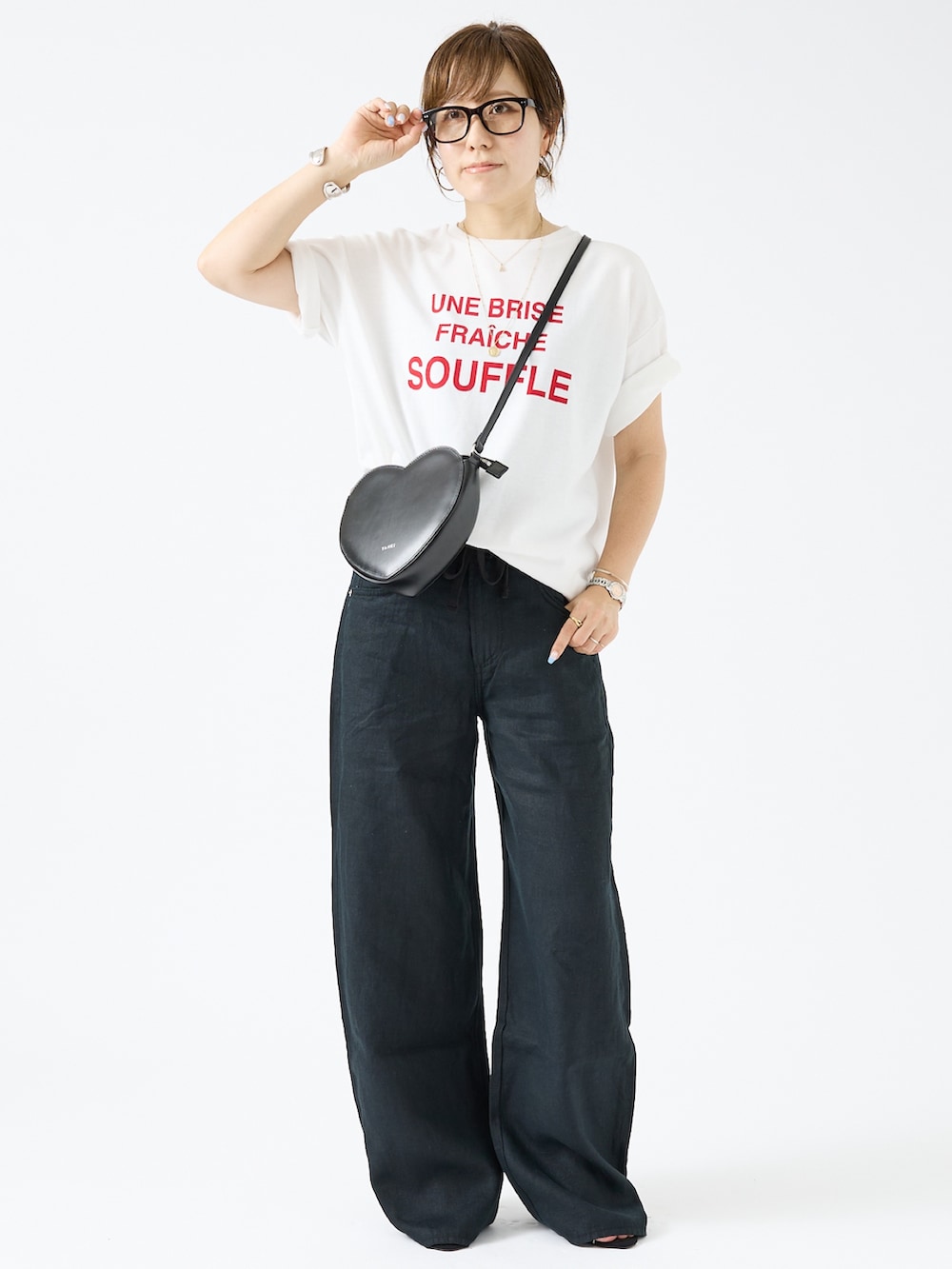 レッド系のTシャツ/カットソー、ブラック系のショルダーバッグを着用したレディースの夏コーディネートの2枚目の写真