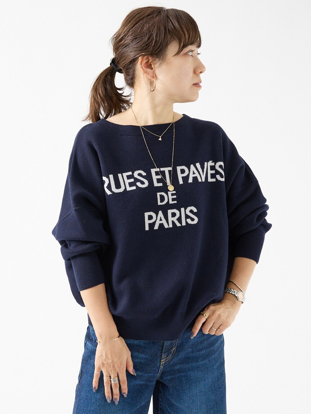 ブルー系のニット/セーター、ブルー系のデニムパンツを着用したレディースの夏コーディネートの2枚目の写真