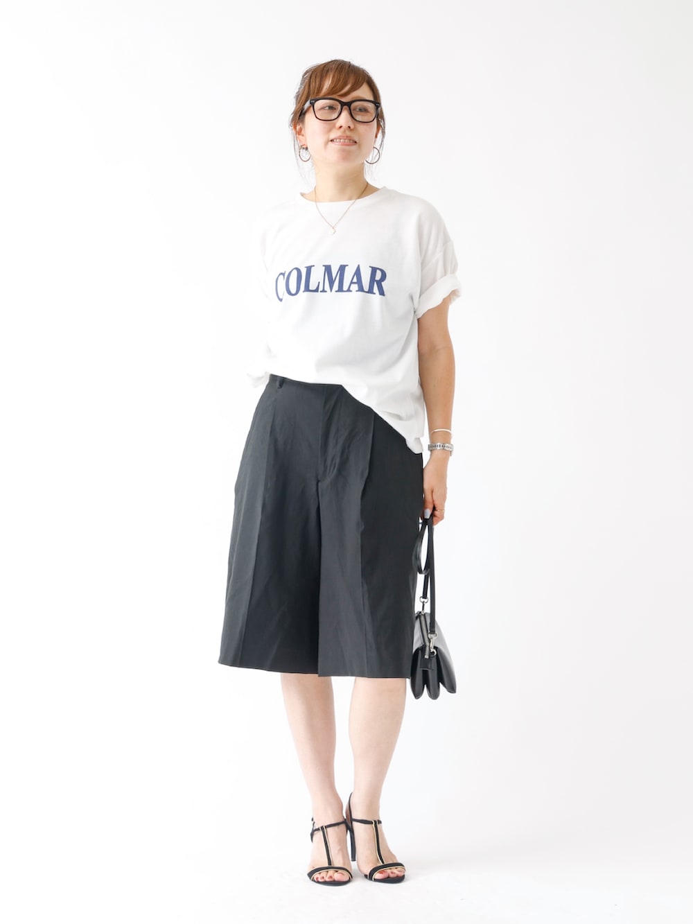 「夏コーデ、白Tシャツ、きれいめカジュアル、オトナ女子、楽チンコーデ、ラフコーデ、レディースファッション、大人カジュアルコーデ、ショートパンツ」｜「EMMA　ROUGE VIFの【一部店舗限定】ロゴTシャツ COLMAR（Tシャツ/カットソー、ブルー系）」を使った、maimai158さん（骨格ナチュラル・レディース・158cm）の夏コーディネートの2枚目の写真