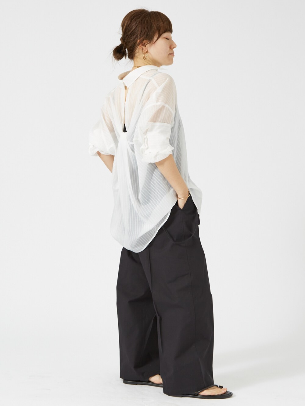 ホワイト系のシャツ/ブラウス、ブラック系のその他パンツを着用したレディースの冬コーディネートの2枚目の写真