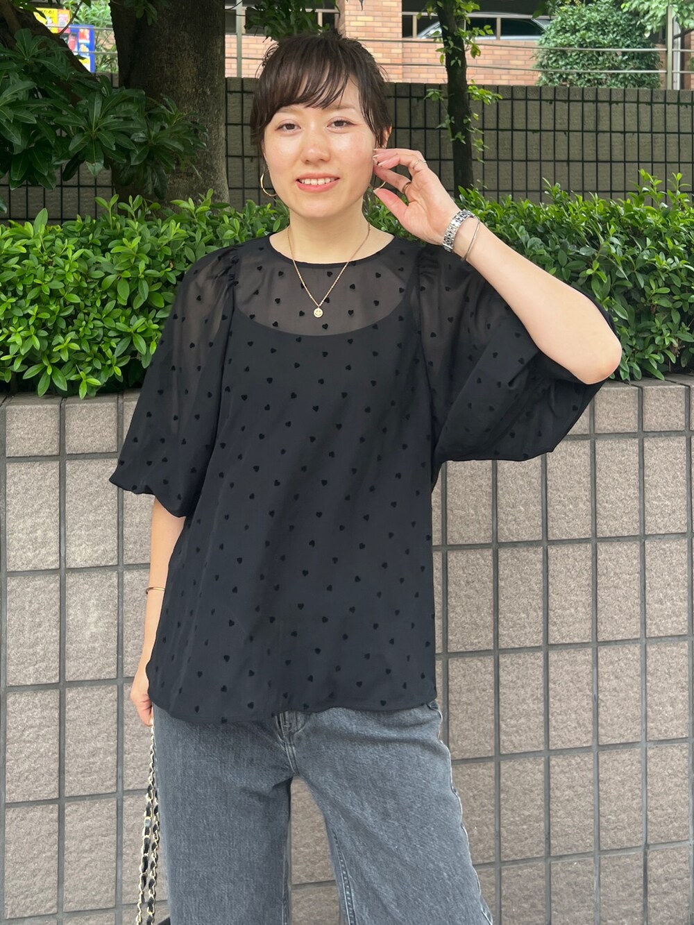 ブラック系のシャツ/ブラウス、ブラック系のショルダーバッグ、ブラック系のデニムパンツを着用したレディースの夏コーディネートの4枚目の写真