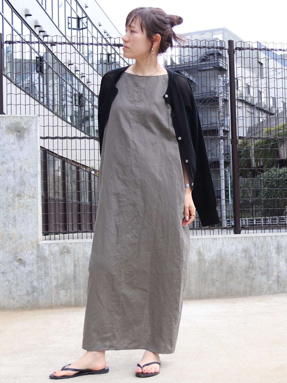 ベージュ系のワンピース、ブラック系のカーディガン/ボレロを着用したレディースの夏コーディネートの3枚目の写真