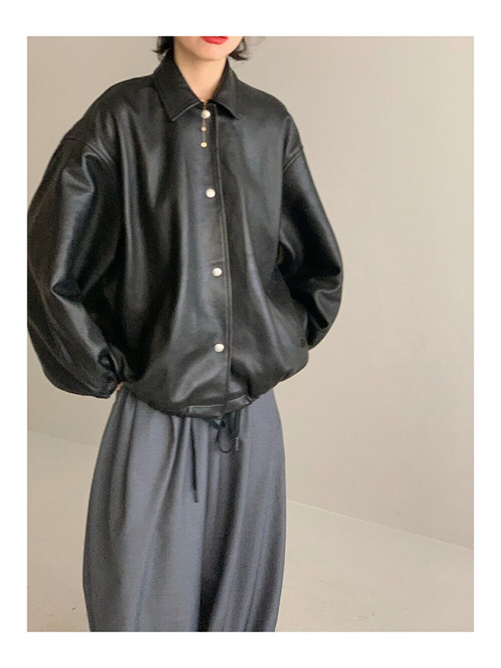 「NEW BALANCEのアイテム（スニーカー、グレー系）」を使った、Rowen Wongさん（レディース・158cm）の春コーディネートの4枚目の写真