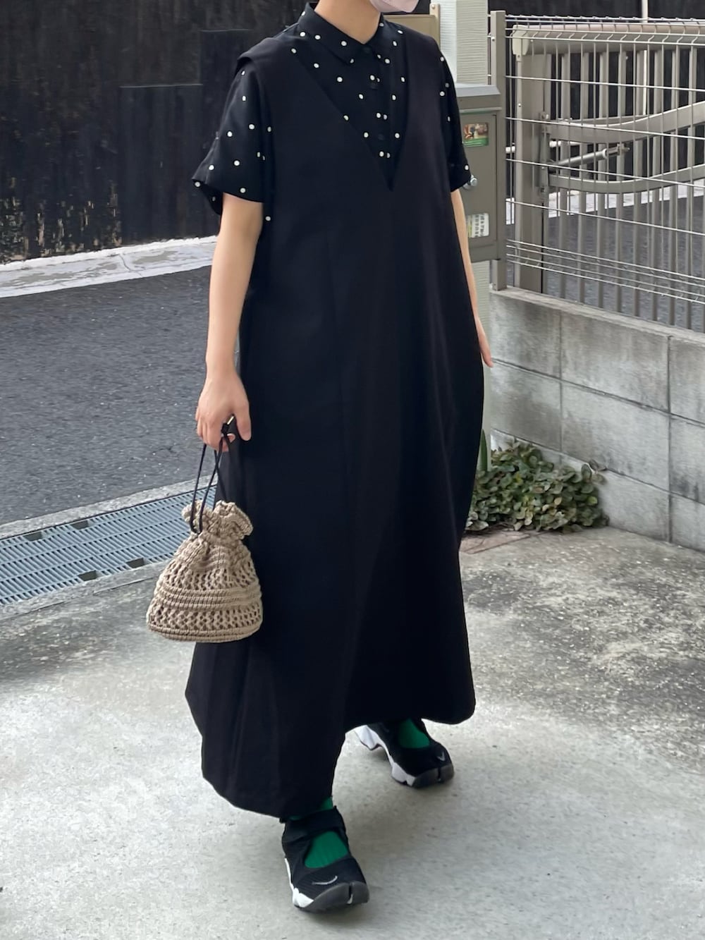 「水玉、ブラック、Vネックワンピース、エアリフト」｜「KBFのVネックフレアジャンパースカート（ワンピース、ブラック系）」を使った、machikoさん（レディース・155cm）の夏コーディネートの2枚目の写真