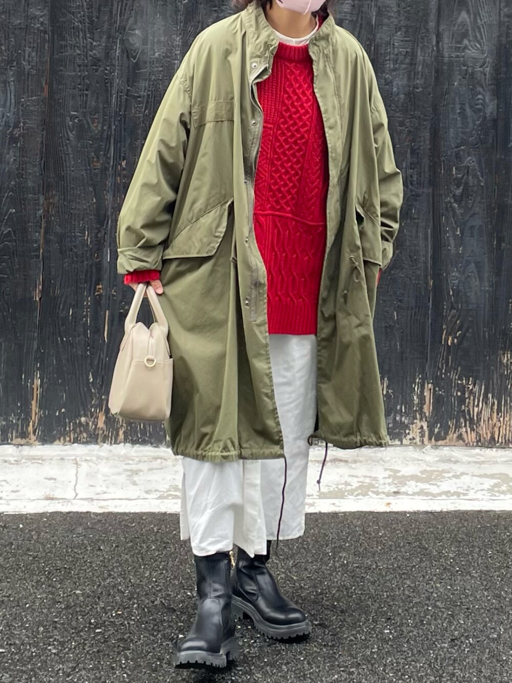 ホワイト系のシャツワンピース、グリーン系のモッズコート、ブラック系のブーツを着用したレディースの冬コーディネートの2枚目の写真