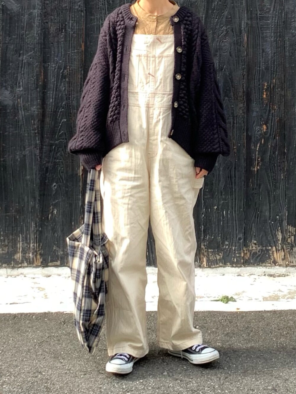 「カジュアル、秋服、カーディガン、オーバーオール」｜「BEAUTY&YOUTH UNITED ARROWSのBY オンブレチェック ポータブルトートバッグ ∴（トートバッグ、ベージュ系）」を使った、machikoさん（レディース・155cm）の秋コーディネートの2枚目の写真