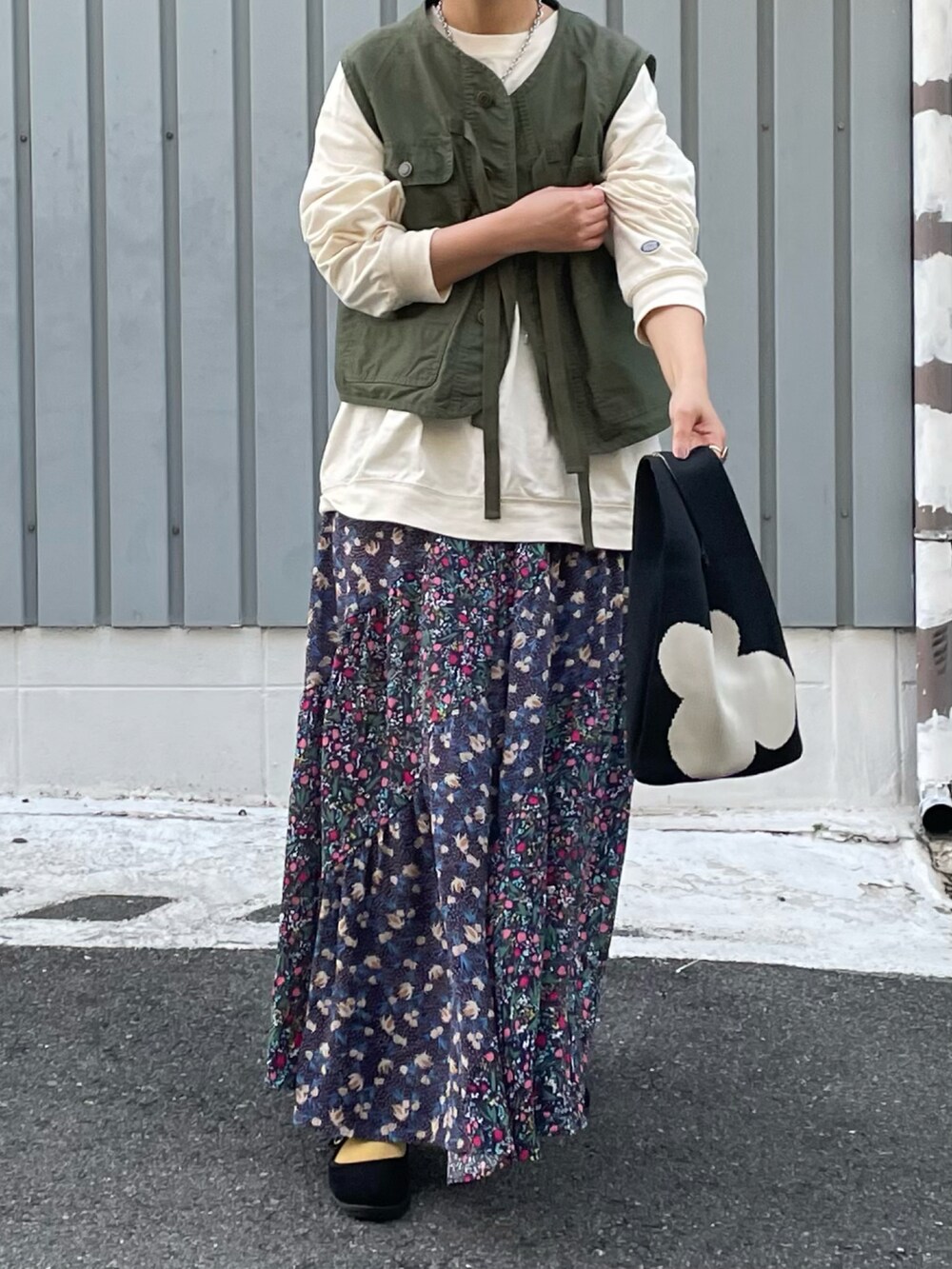「春ファッション、カジュアル、ベスト、ロングスカート」｜「niko and...の[MODE NORM CORE]エスカルゴマキシフラワースカート（スカート、ブルー系）」を使った、machikoさん（レディース・155cm）の春コーディネートの2枚目の写真