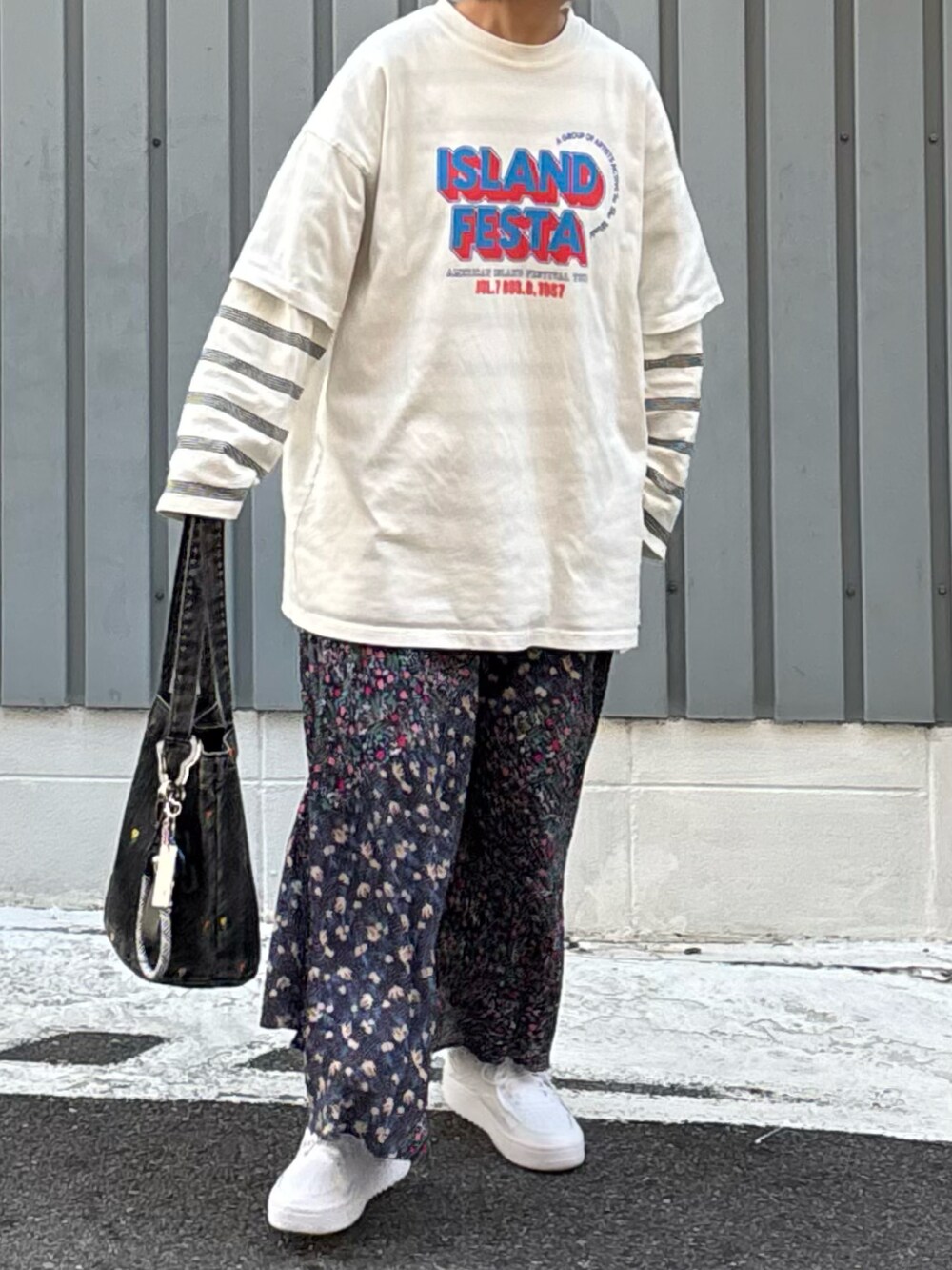 ブルー系のスカート、ホワイト系のTシャツ/カットソー、ホワイト系のTシャツ/カットソーを着用したレディースの春コーディネートの2枚目の写真