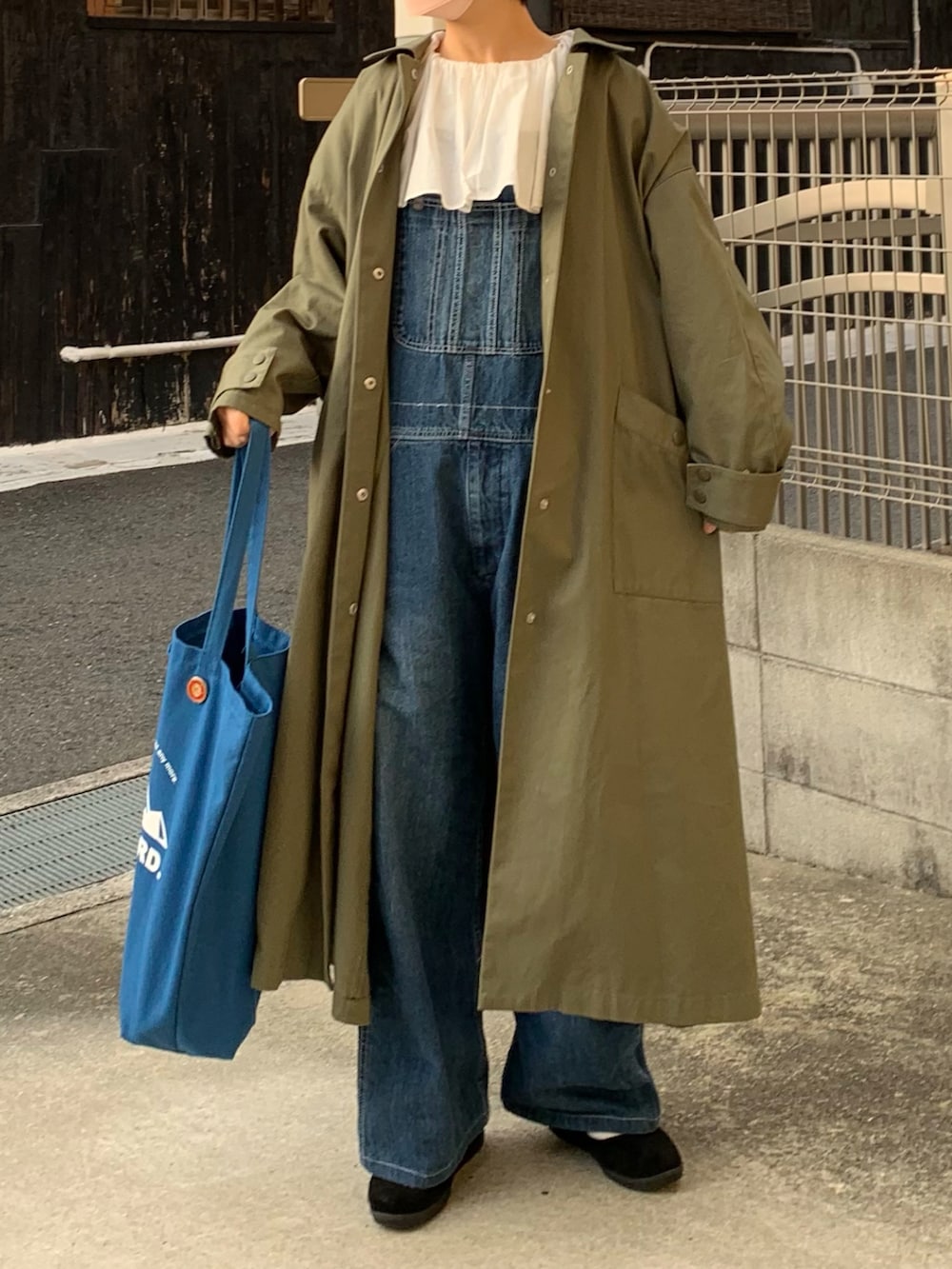 ブラック系のバレエシューズ、ブルー系のサロペット/オーバーオール、ホワイト系のシャツ/ブラウスを着用したレディースの春コーディネートの2枚目の写真