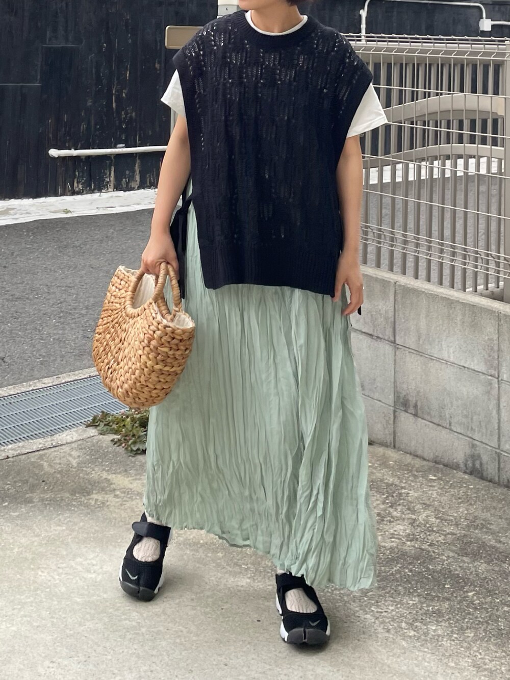 「春夏コーデ、大人ガーリー、プチプラ、ミントグリーン」｜「Ruban de tiaraのアイテム（かごバッグ、ベージュ系）」を使った、machikoさん（レディース・155cm）の夏コーディネートの2枚目の写真