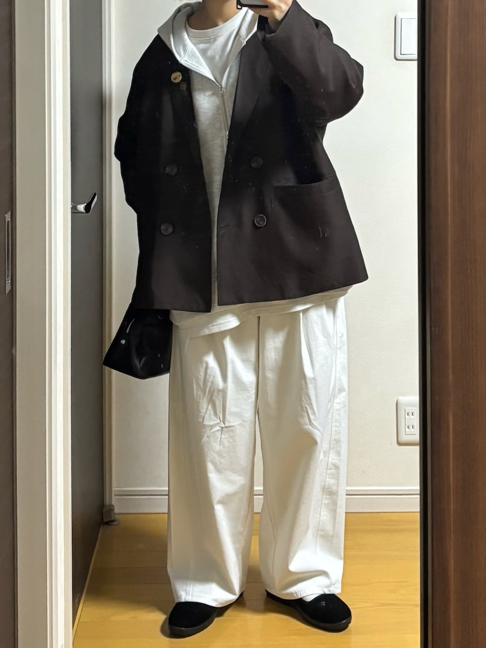 ブラウン系のテーラードジャケット、ホワイト系のその他パンツを着用したレディースの冬コーディネートの2枚目の写真