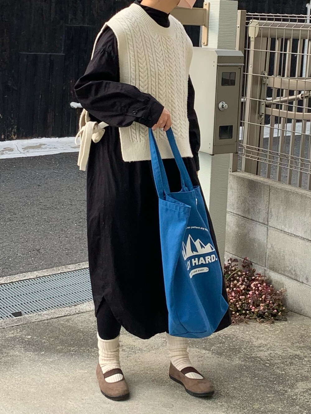 「GU、ロングワンピース、ケーブルニット、ベスト」｜「MoonStarの【 MOONSTAR / ムーンスター 】 # BALLET SHOES バレエスリッポン／上履きスニーカー（バレエシューズ、ブラウン系）」を使った、machikoさん（レディース・155cm）の冬コーディネートの2枚目の写真