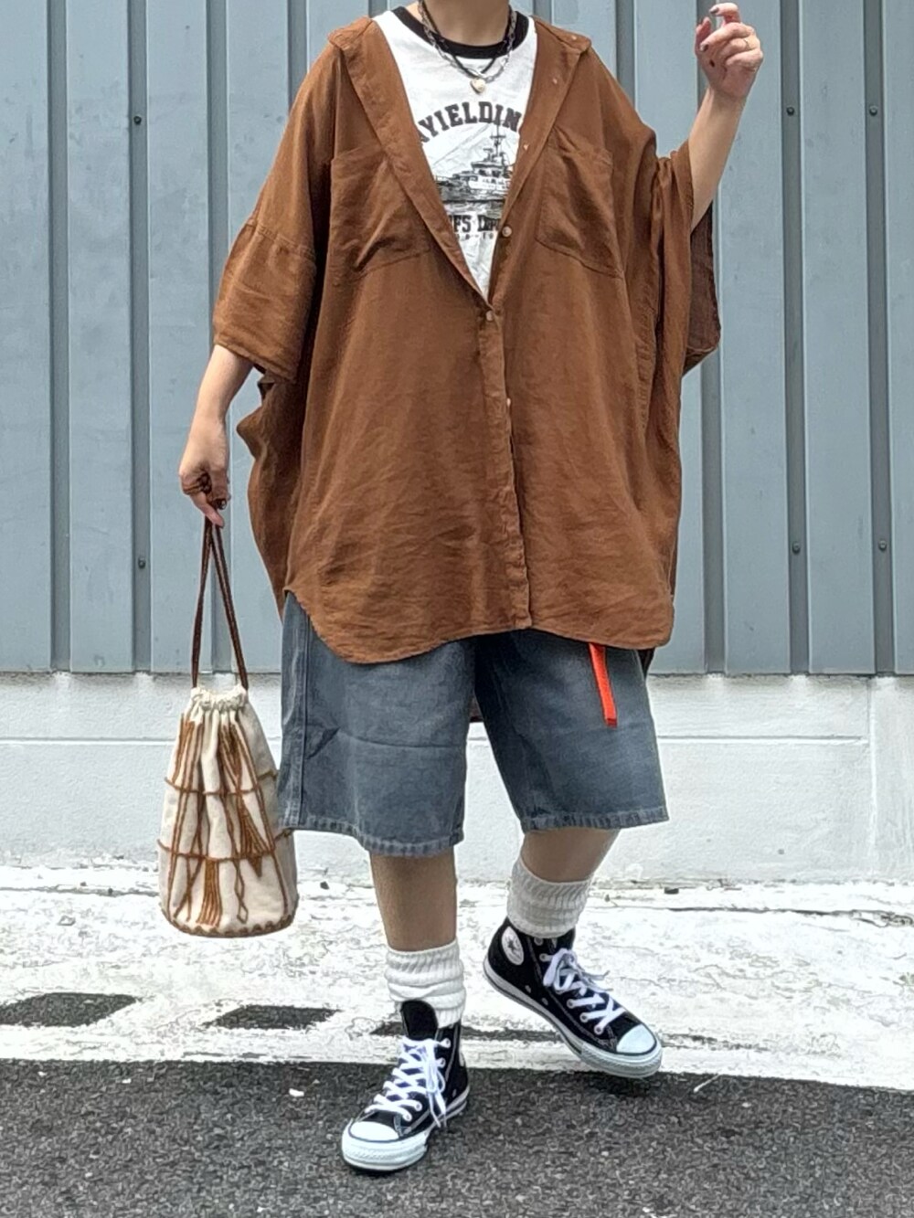 ホワイト系のスニーカー、ブラウン系のシャツ/ブラウス、ブラウン系のバッグを着用したレディースの夏コーディネートの3枚目の写真