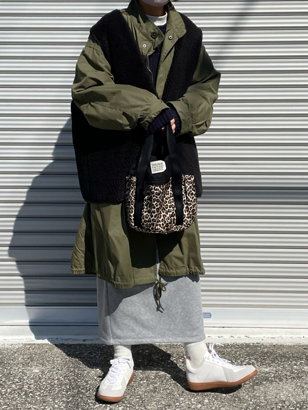 「スウェットスカート、モッズコート、レイヤードスタイル、オトナカジュアル」｜「FREDRIK PACKERSの★★[フレドリックパッカーズ]fredrik packers SC NEW キンチャク 2WAYバッグ（ショルダーバッグ、その他）」を使った、machikoさん（レディース・155cm）の冬コーディネートの2枚目の写真