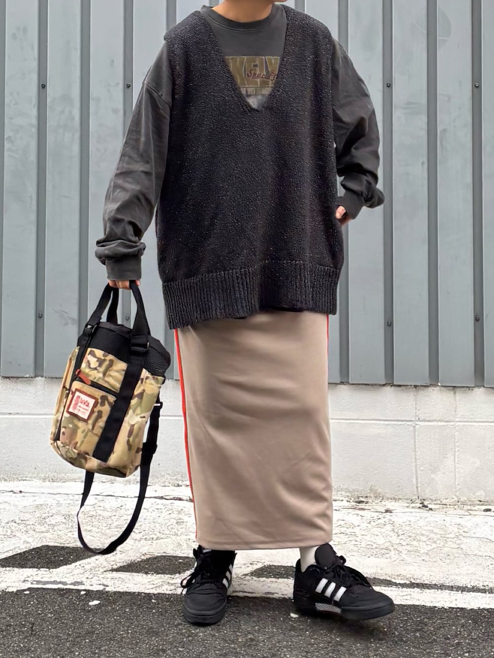 ブラック系のスニーカー、その他のショルダーバッグ、グレー系のニット/セーターを着用したレディースの春コーディネートの2枚目の写真