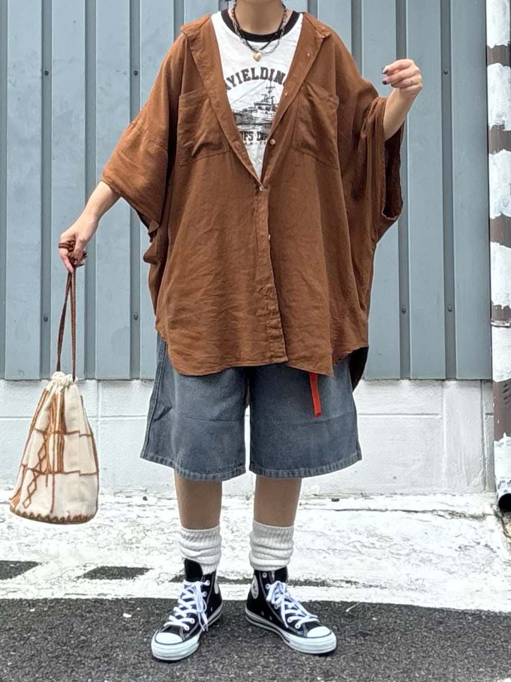 ホワイト系のスニーカー、ブラウン系のシャツ/ブラウス、ブラウン系のバッグを着用したレディースの夏コーディネートの2枚目の写真