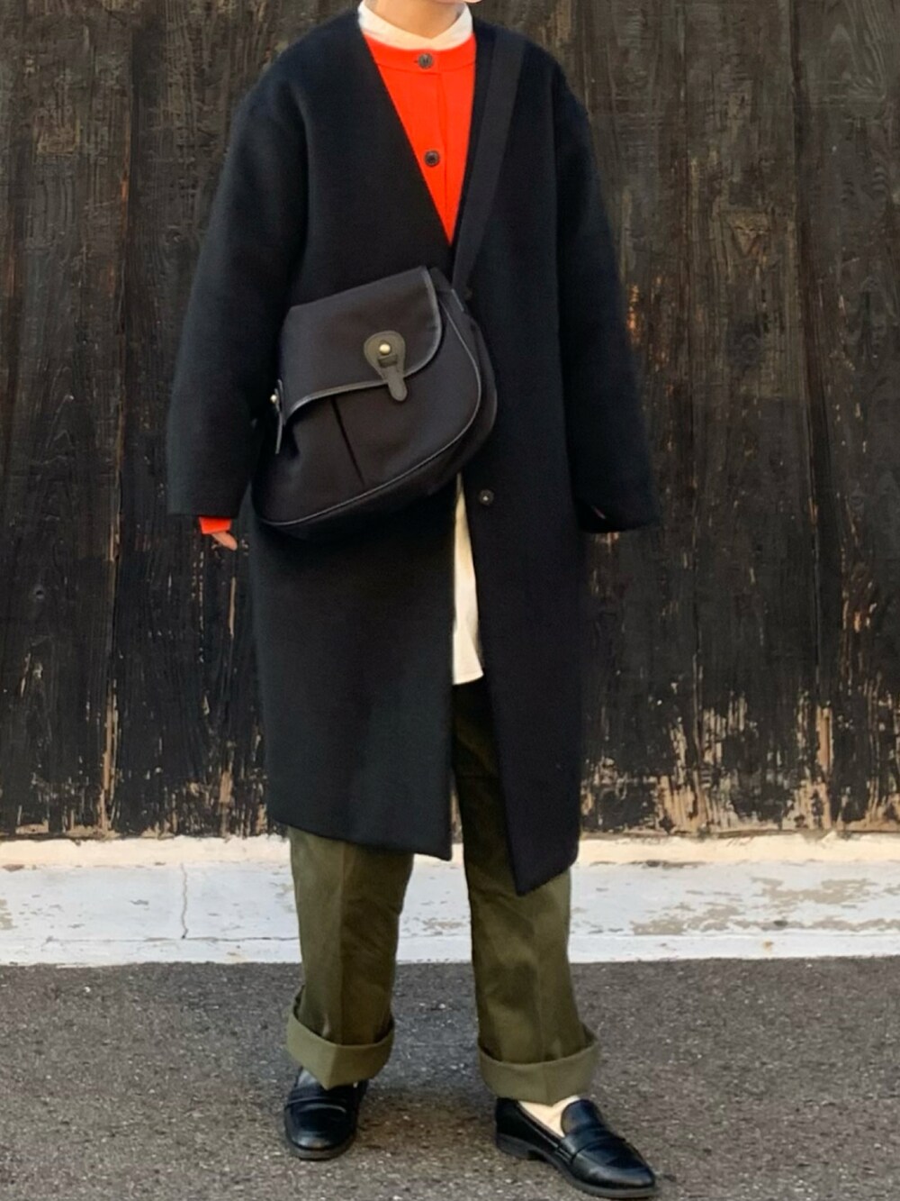 「カラーコーデ、UNIQLO、パンツスタイル」｜「PAR ICIの【WEB別注】コインローファー(防水・撥水)（ローファー、ブラック系）」を使った、machikoさん（レディース・155cm）の冬コーディネートの2枚目の写真