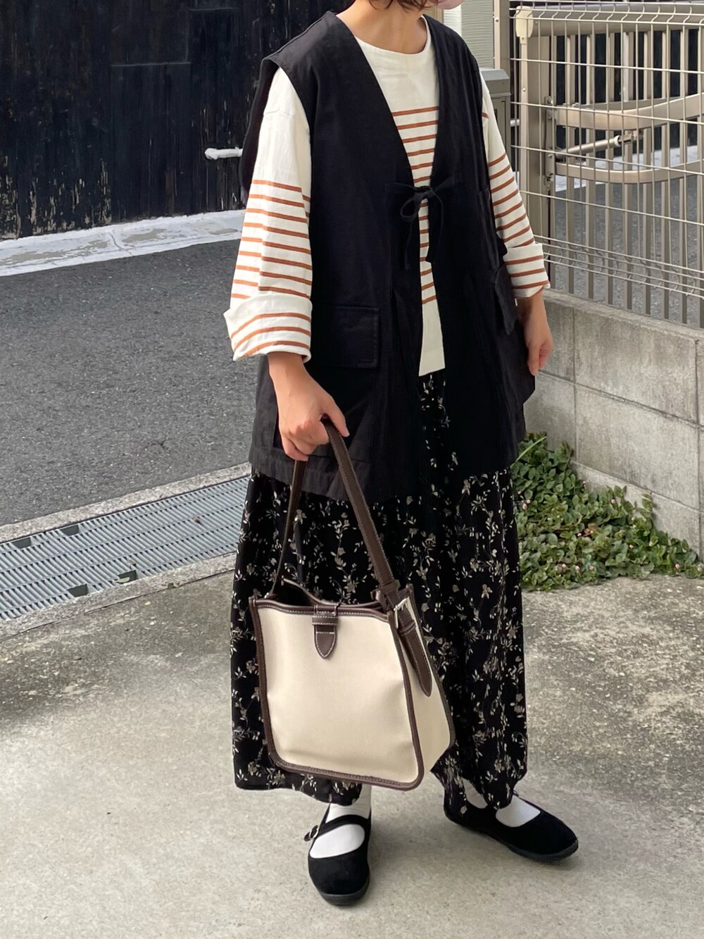 「柄×柄、カジュアルコーデ、秋服、ベスト」｜「NUGUのアイテム（バッグ、ベージュ系）」を使った、machikoさん（レディース・155cm）の秋コーディネートの2枚目の写真
