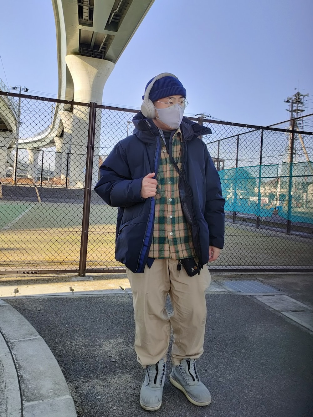 ブルー系のダウンジャケット/コート、その他のシャツ/ブラウス、ベージュ系のその他パンツを着用したメンズの冬コーディネートの2枚目の写真