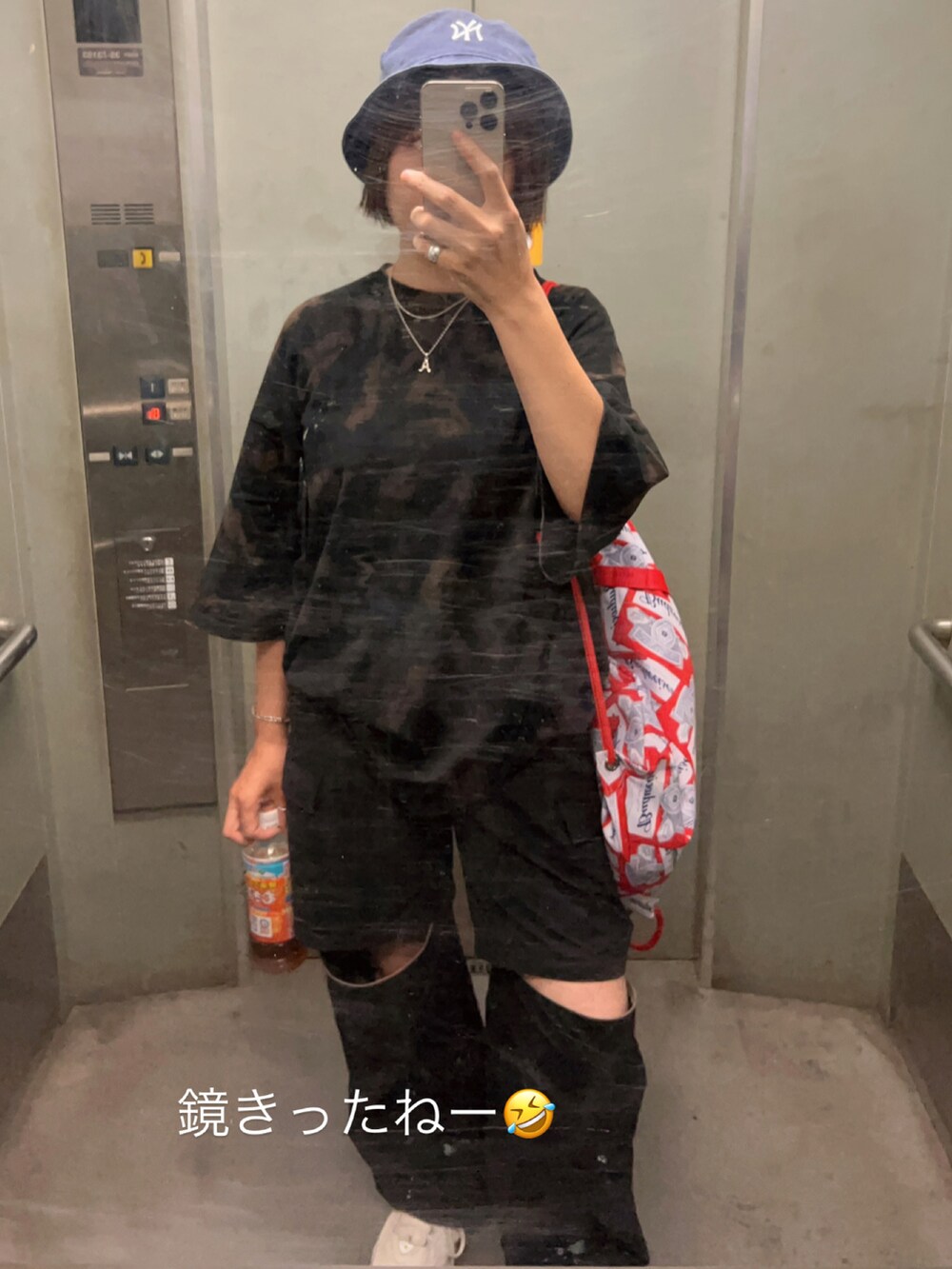 ブルー系のハットを着用したレディースの夏コーディネートの2枚目の写真