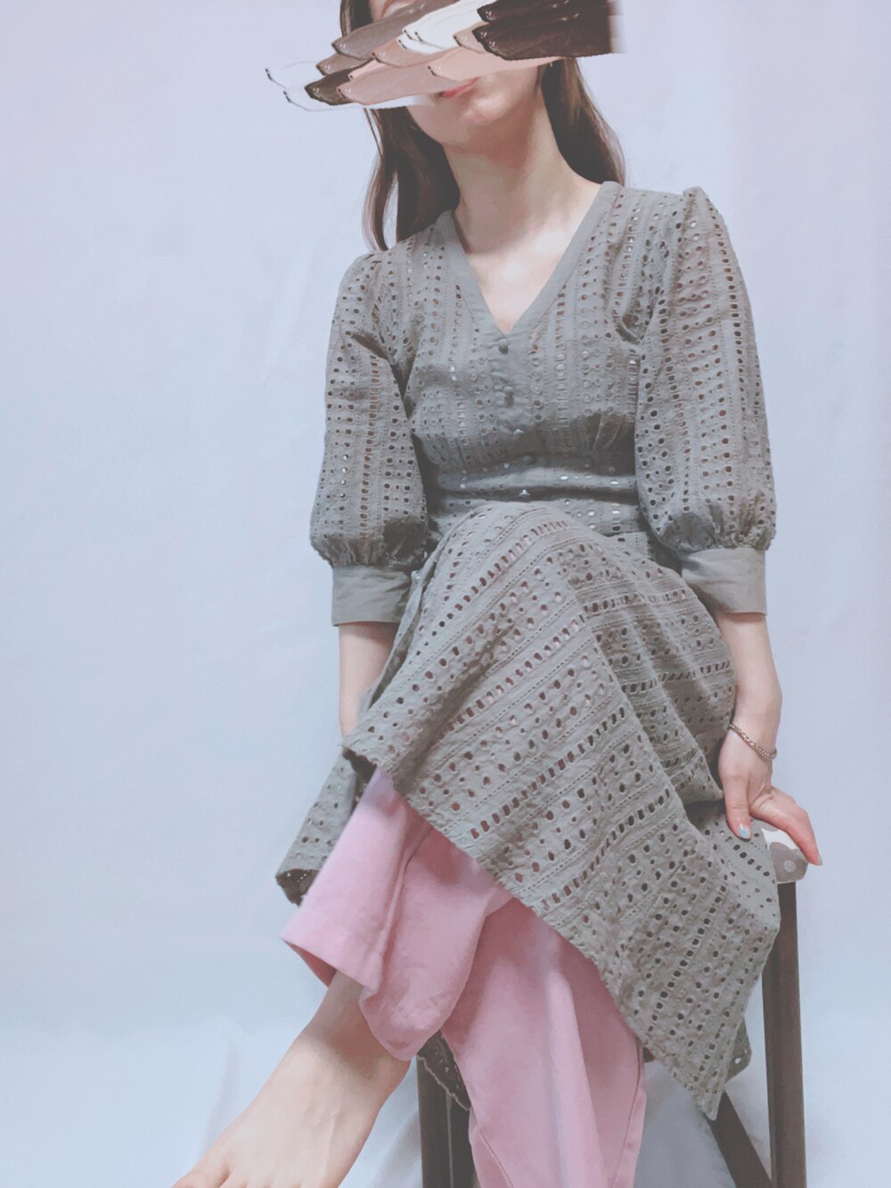 グリーン系のワンピースを着用したレディースの春コーディネートの2枚目の写真