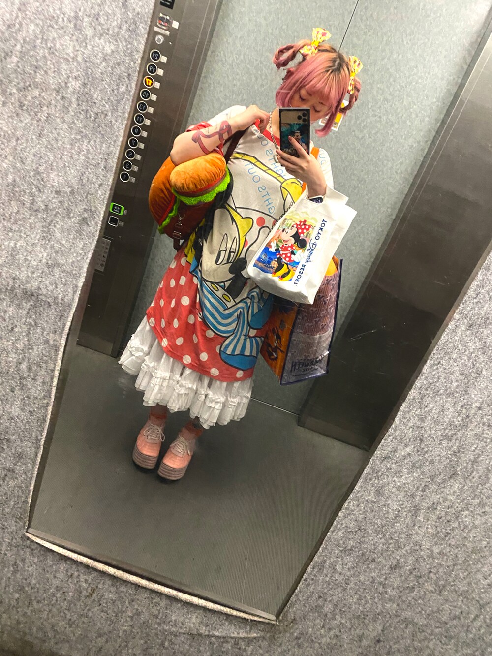 ピンク系のシューズ、ブラウン系のバッグを着用したレディースの秋コーディネートの2枚目の写真