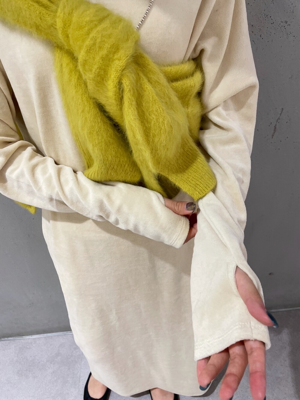 ブラック系のバレエシューズ、イエロー系のカーディガン/ボレロ、シルバー系のネックレスを着用したレディースの秋コーディネートの3枚目の写真