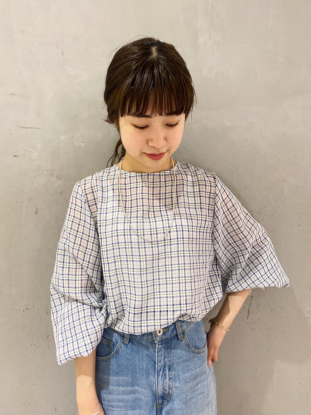 「春服、シンプル、春カラー、春夏コーデ、大人女子、カラーコーデ、スカート、休日スタイル、シアー、シアーシャツ、デニムスカート、フレアスカート、サンダル、骨格ウェーブ」｜「SHENERYのシアーチェックブラウス（シャツ/ブラウス、ブルー系）」を使った、rionaさん（レディース・158cm）の春コーディネートの2枚目の写真
