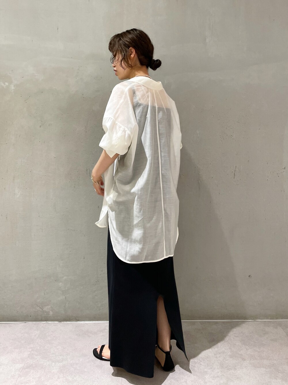 ホワイト系のシャツ/ブラウス、ブラック系のワンピース、ブラック系のサンダルを着用したレディースの夏コーディネートの5枚目の写真