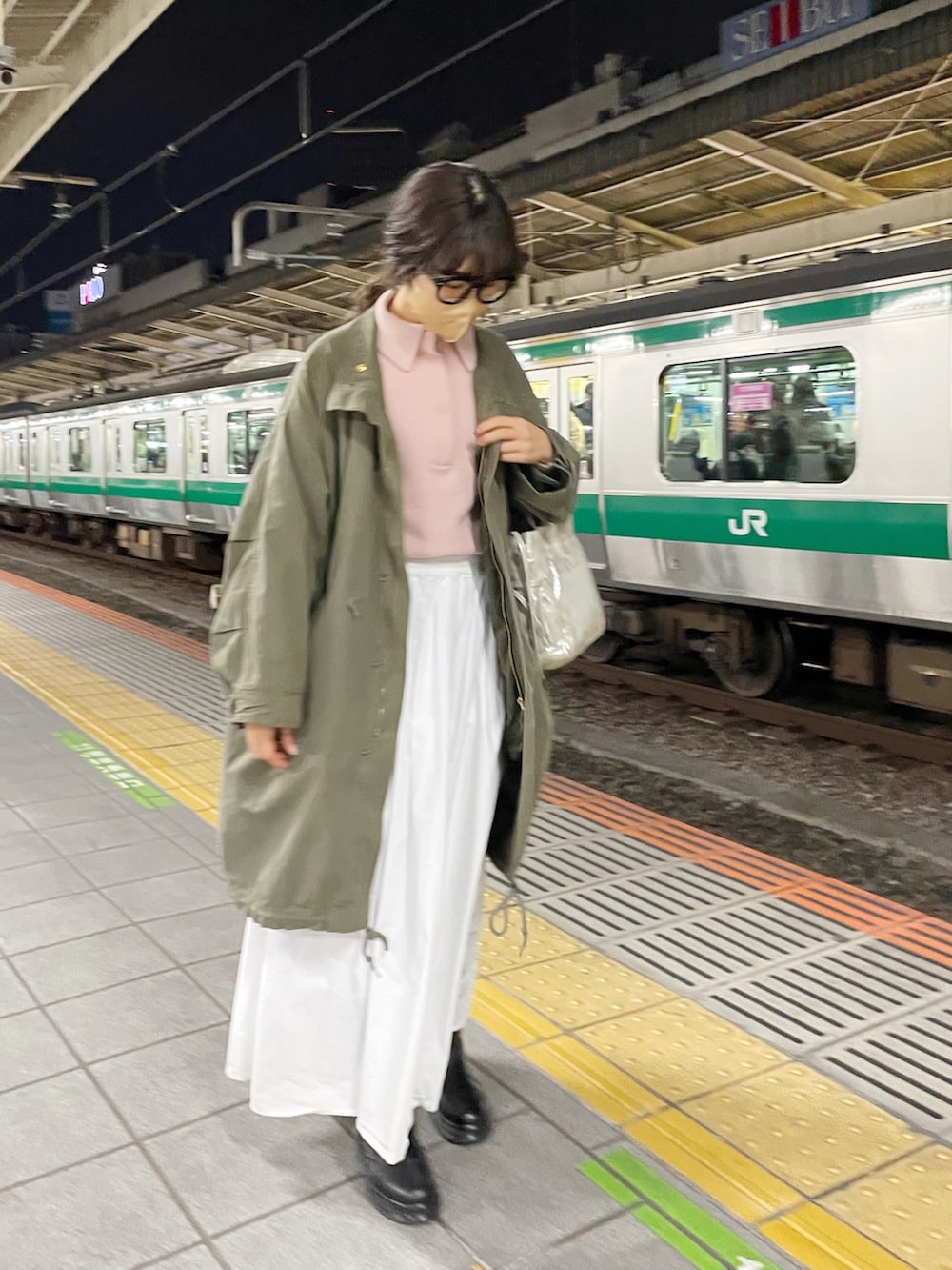 「カジュアル、オトナ女子、オトナカジュアル、大人女子、あったかコーデ、スカートコーデ、ブーツ、春コーデ、ロングスカート、ピンク、フレアスカート、モッズコート、サイドゴアブーツ、襟付きトップス、めがね」｜「SHENERYのレザー巾着ショルダーバッグ（トートバッグ、シルバー系）」を使った、rionaさん（レディース・158cm）の冬コーディネートの3枚目の写真