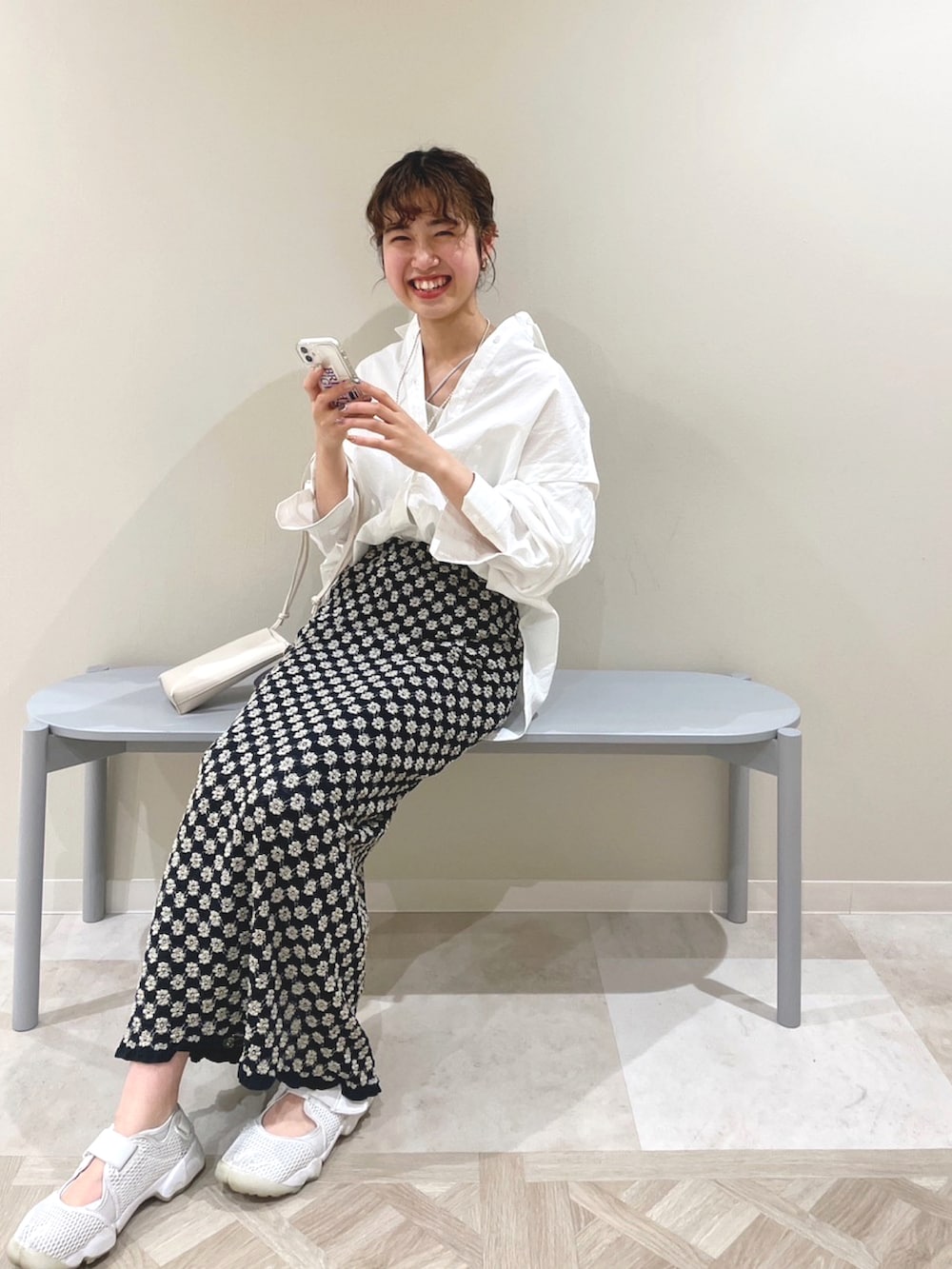 「ラクチンコーデ、オトナカジュアル、シンプル、休日コーデ、オトナカワイイ、キレイめ、春夏コーデ、ワッシャースカート、スカート、シャツスタイル、シャツ、骨格ウェーブ、タイトスカート、スニーカーコーデ、春コーデ」｜「NIKEのナイキ エア リフト ブリーズ ウィメンズシューズ / スニーカーサンダル (22-29cm) / NIKE AIR RIFT BREATHE（サンダル、ホワイト系）」を使った、rionaさん（レディース・158cm）の春コーディネートの2枚目の写真