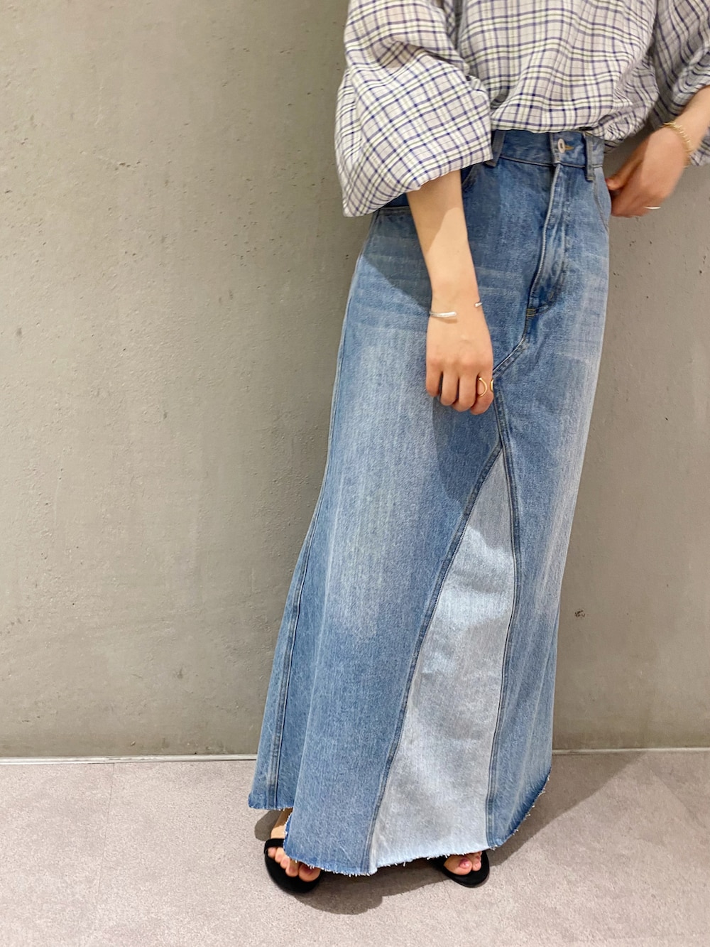 「春服、シンプル、春カラー、春夏コーデ、大人女子、カラーコーデ、スカート、休日スタイル、シアー、シアーシャツ、デニムスカート、フレアスカート、サンダル、骨格ウェーブ」｜「SHENERYのシアーチェックブラウス（シャツ/ブラウス、ブルー系）」を使った、rionaさん（レディース・158cm）の春コーディネートの5枚目の写真