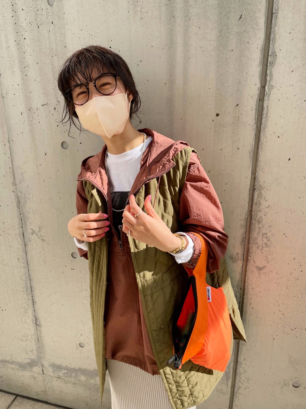 グレー系のスカート、グリーン系のベスト、ブラウン系のブルゾンを着用したレディースの冬コーディネートの4枚目の写真